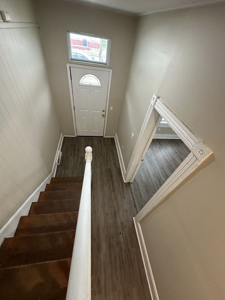 1147 Farmer St - Photo 3 of 19