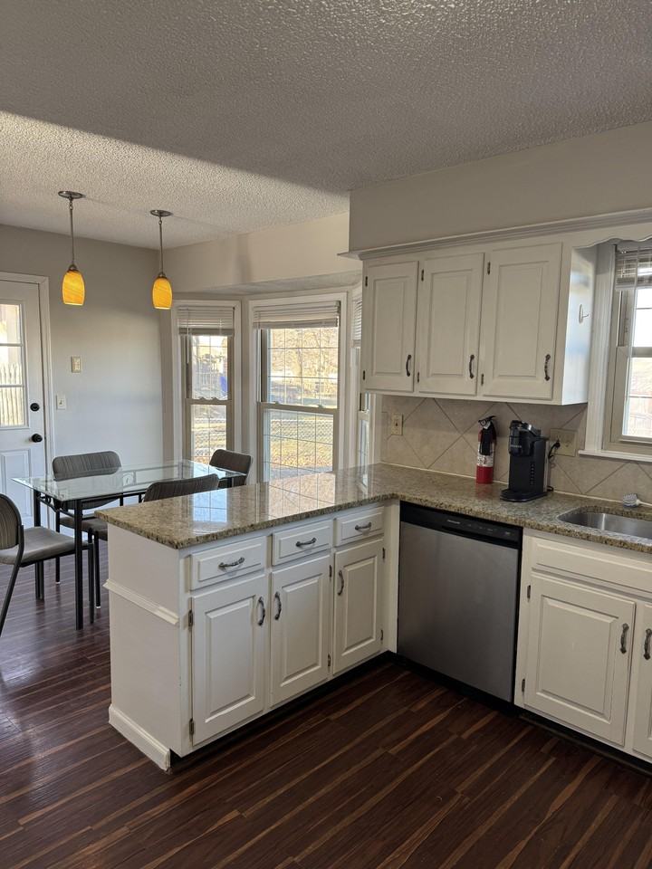 Nw Oakridge Dr - Photo 5 of 11