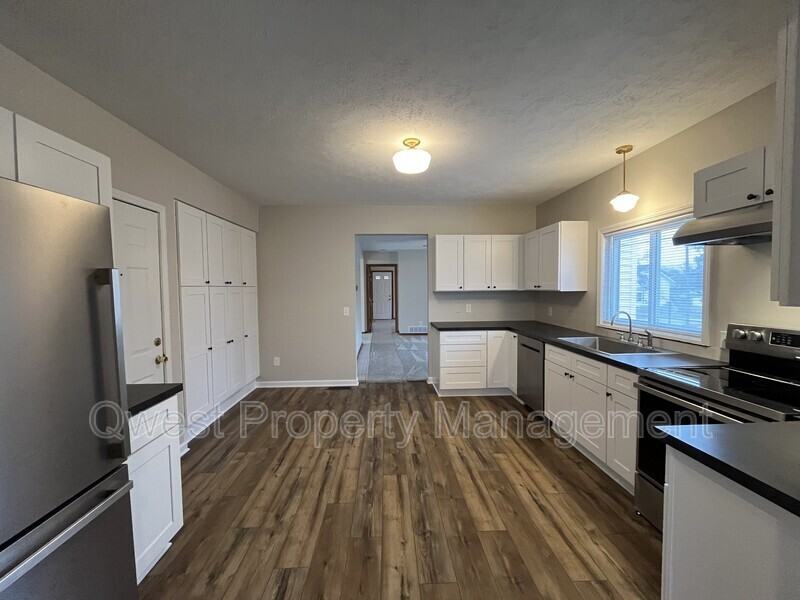 1401 Valley Ave Nw #1 - Photo 3 of 13