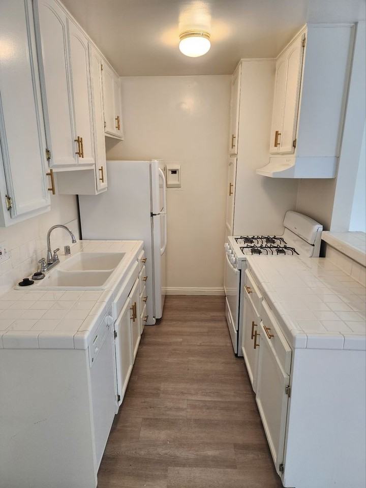1755 Granville Ave #20 - Photo 2 of 8