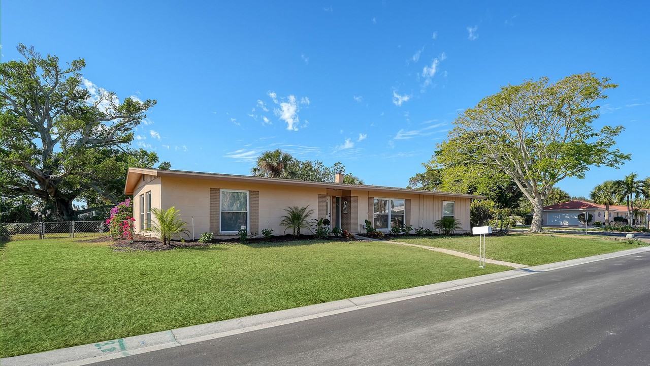 990 Bogey Ln - Photo 3 of 36