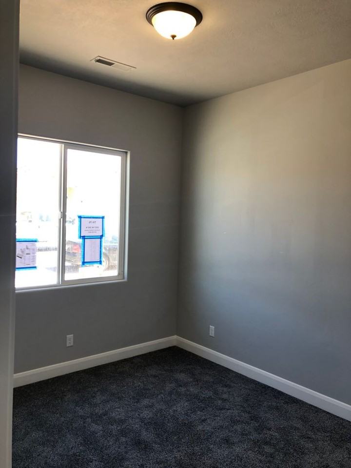2557 W 245 N - Photo 7 of 14