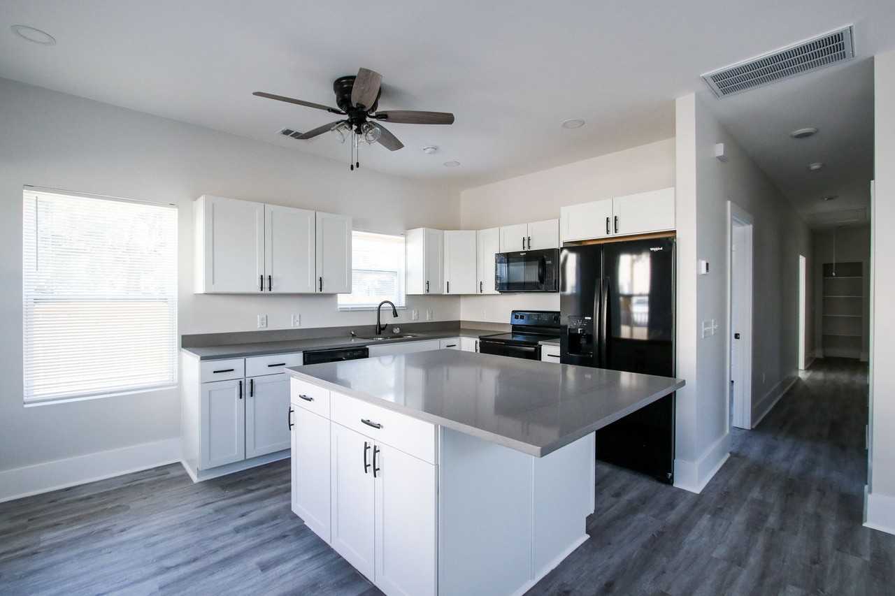 1115 E 69th St - Photo 3 of 31