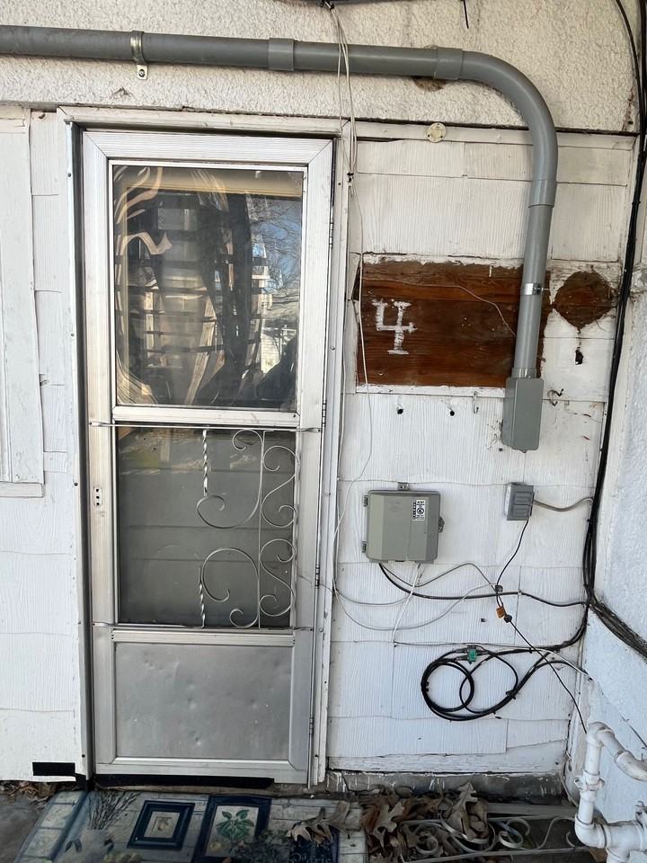 2-Bedroom, 1-Bathroom Apartment in Converted Quadplex - Photo 2 of 11