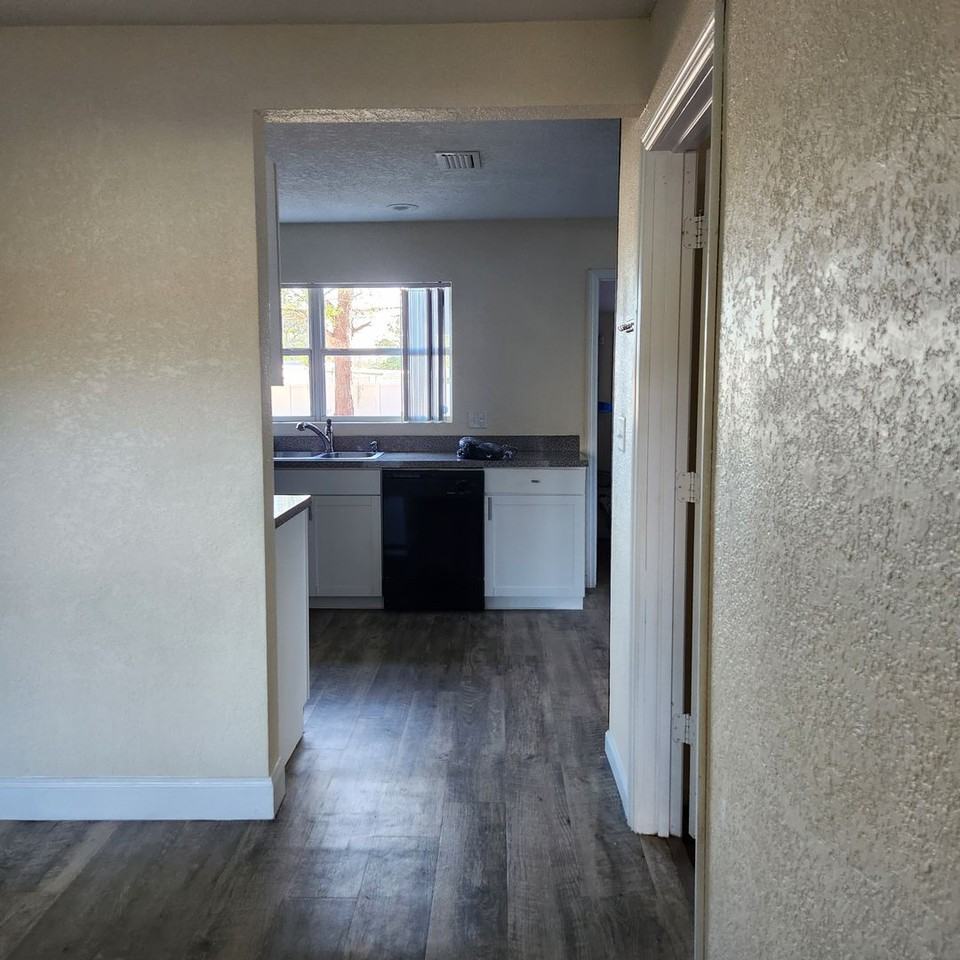 4407 73rd St N - Photo 3 of 24