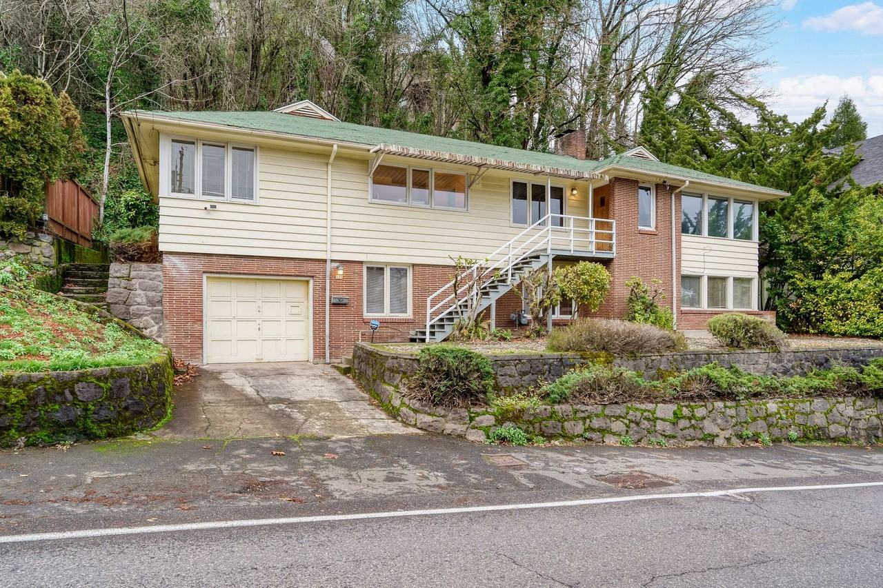 825 Sw Broadway Dr #A - Photo 2 of 13
