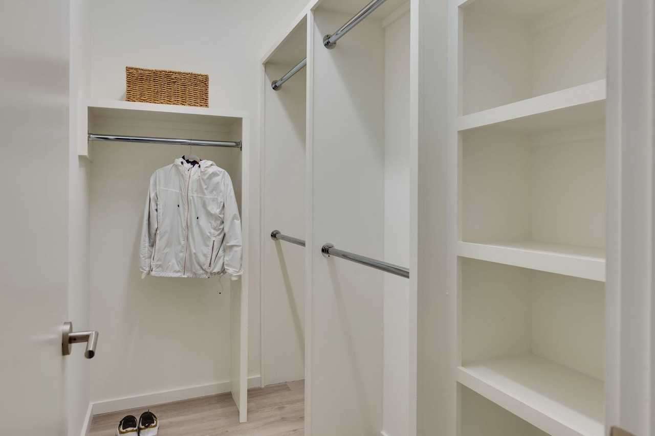 Private Room with Walk - Photo 5 of 50