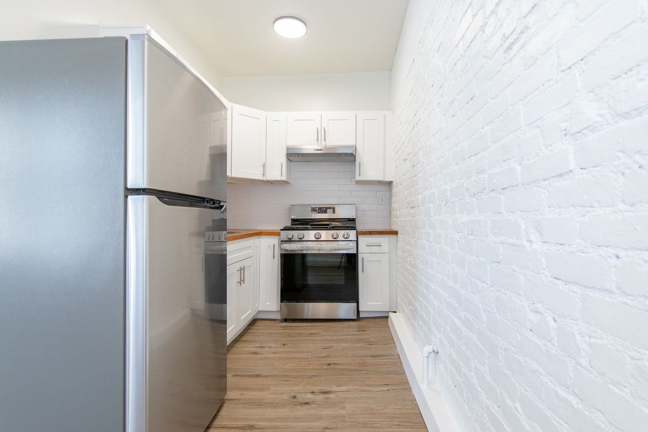 Charming Apartment with Urban Convenience - Photo 5 of 7