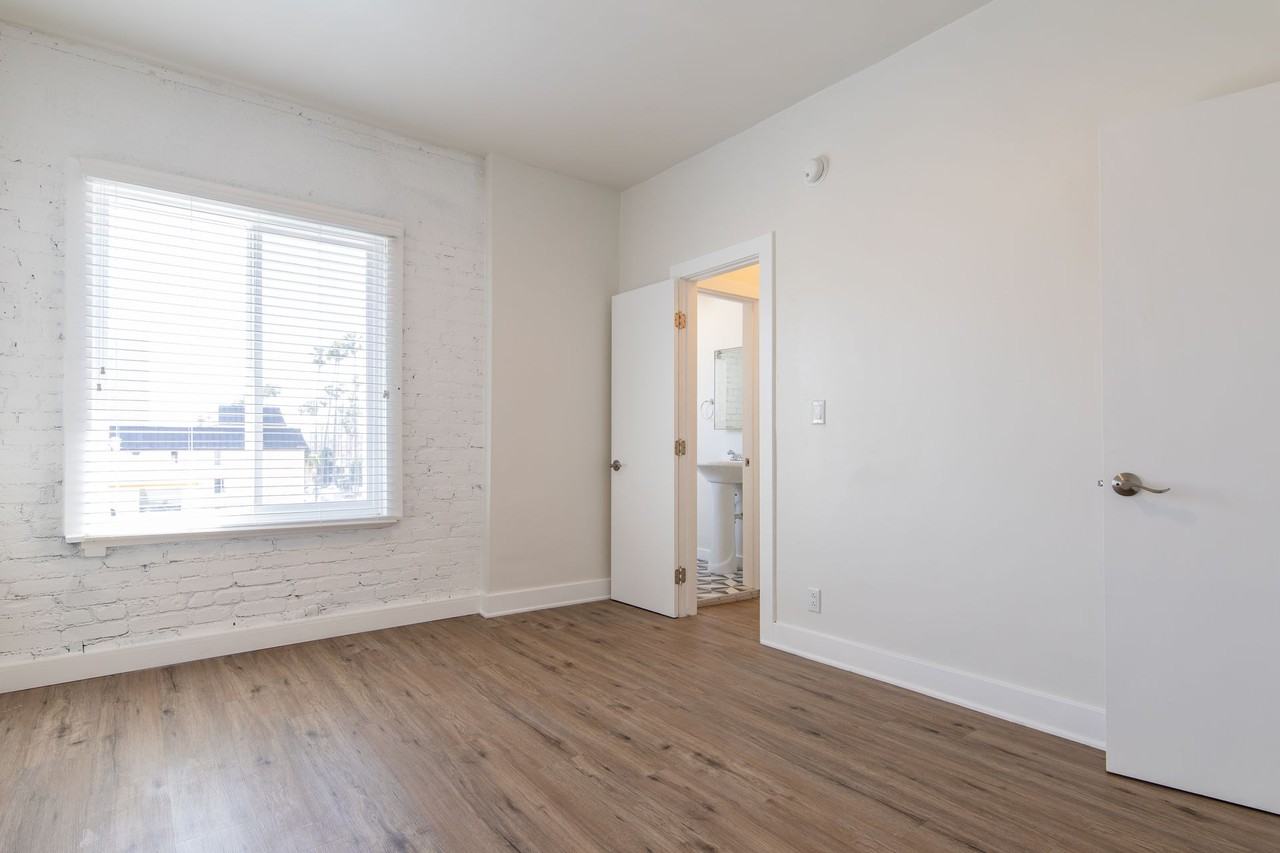 Charming Apartment with Urban Convenience - Photo 7 of 7