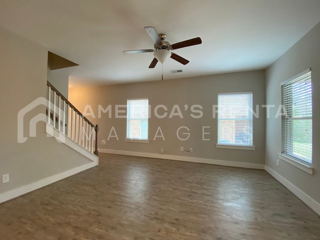 350 Gowins Dr - Photo 5 of 35