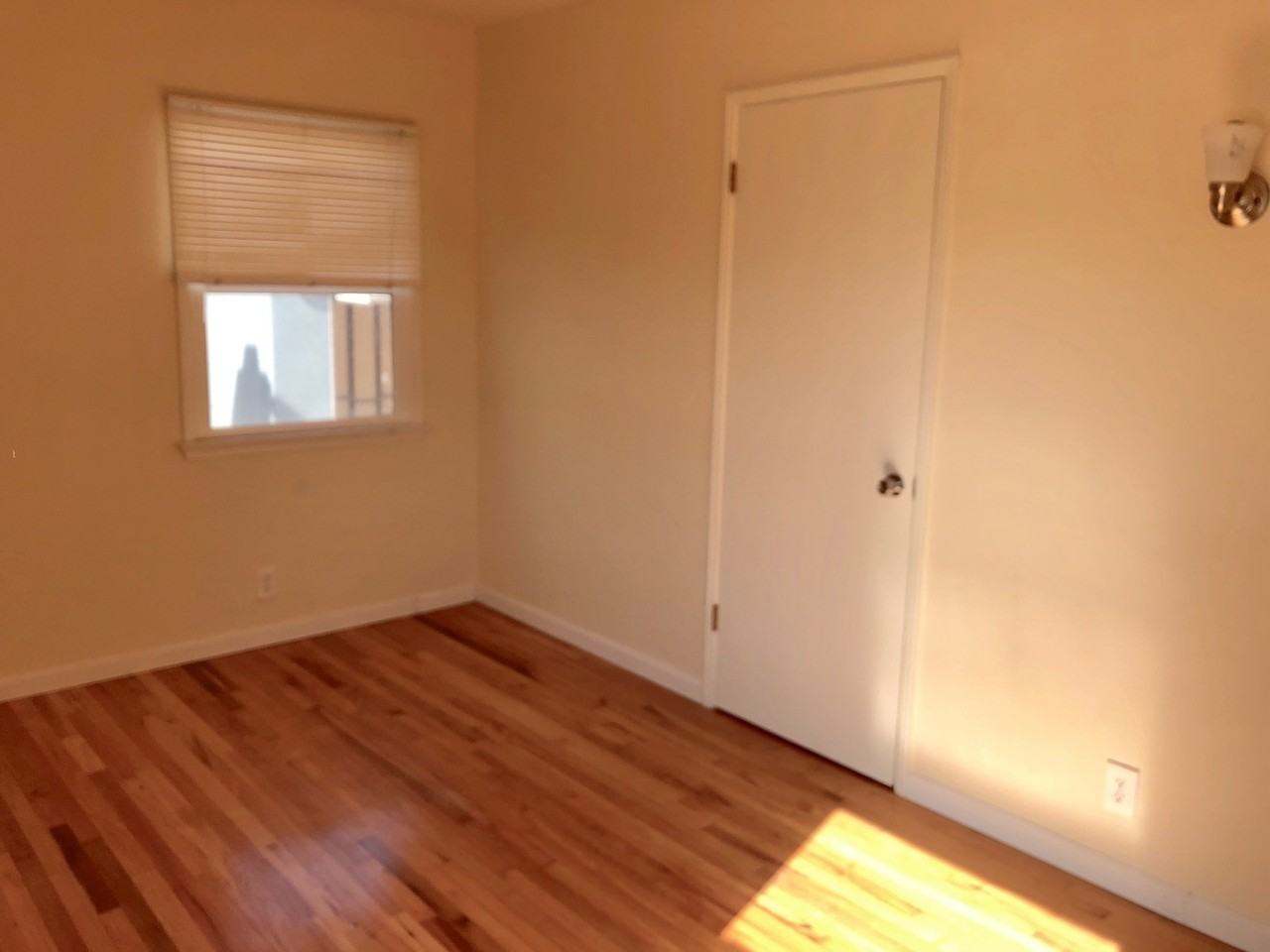 661 36th St - Photo 4 of 12