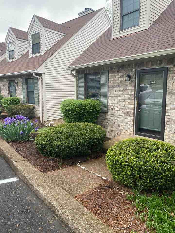 306 Deerpoint Dr - Photo 2 of 24