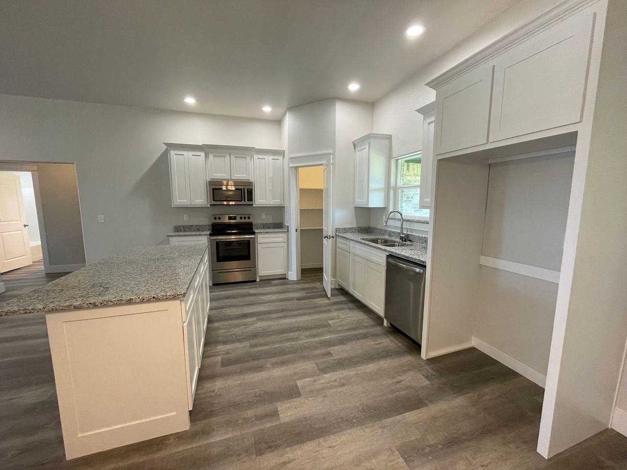 176 Watch Hill Dr - Photo 4 of 15