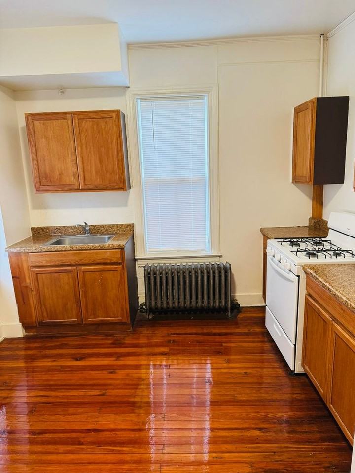 643 W Princess St #2 - Photo 2 of 9