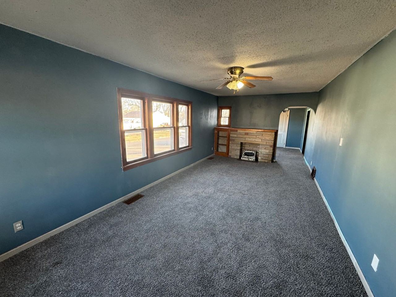 821 E Broadway St - Photo 2 of 11