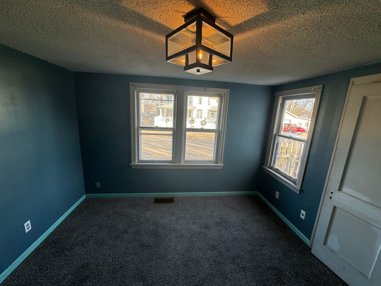 821 E Broadway St - Photo 3 of 11