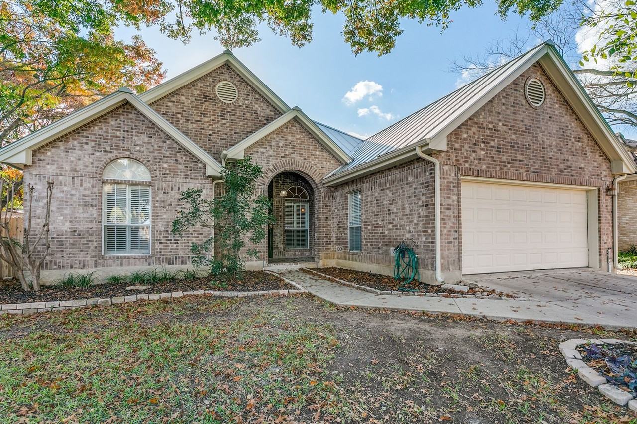 62 Campden Cir - Photo 3 of 26