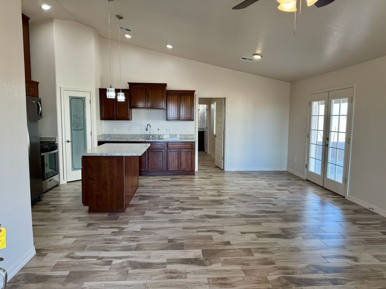 468 S Emmanuel Ave - Photo 3 of 25