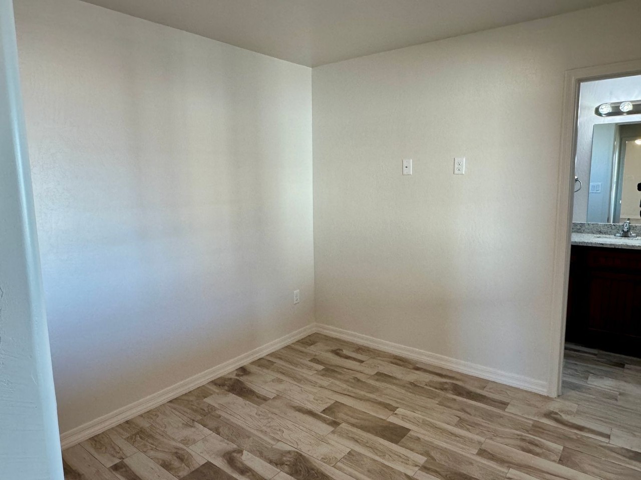 468 S Emmanuel Ave - Photo 7 of 25