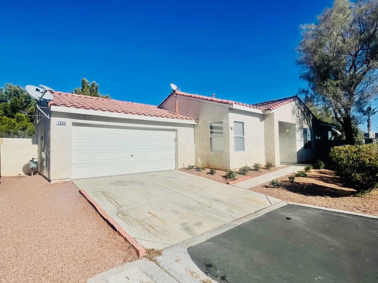 7904 Smokey Ridge Ct - Photo 2 of 23