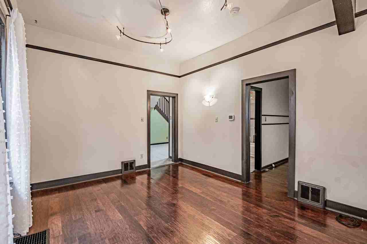 908 S Washington St - Photo 4 of 44