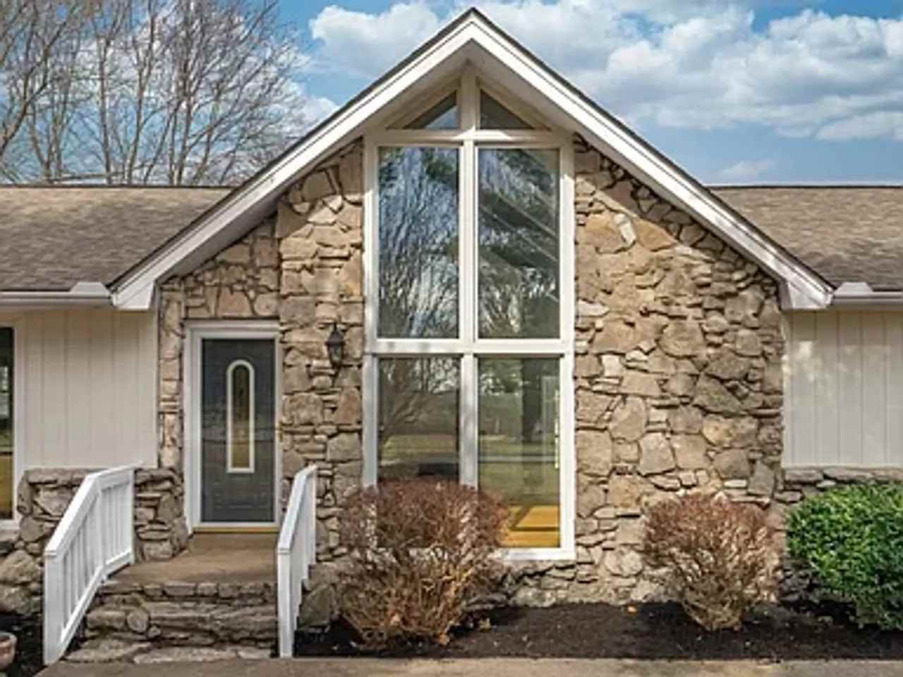 107 Briarwood Dr - Photo 2 of 33