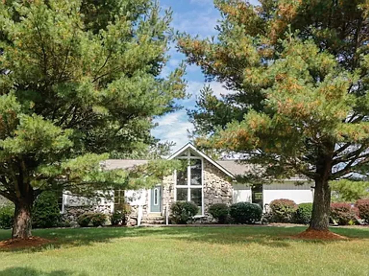 107 Briarwood Dr - Photo 3 of 33