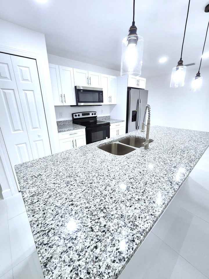 4810 Leonard Blvd S - Photo 4 of 34