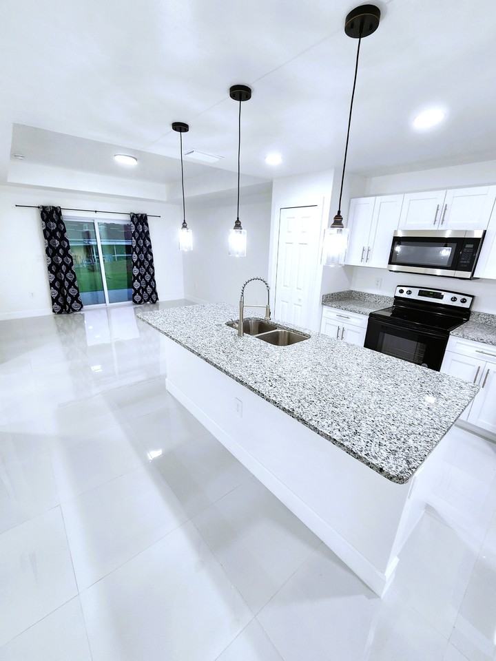 4810 Leonard Blvd S - Photo 6 of 34