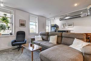 featured image of 8 S Old State Capitol Plz