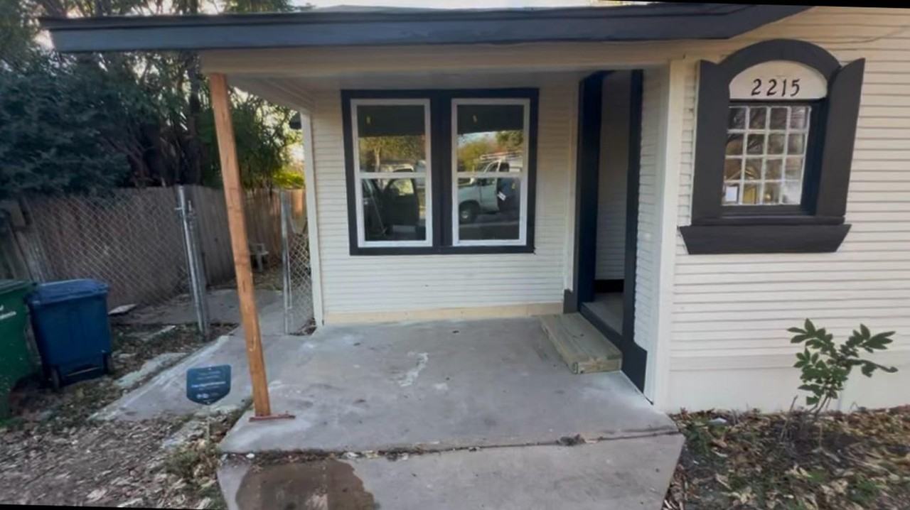 2215 N Elmendorf Street - Photo 3 of 32