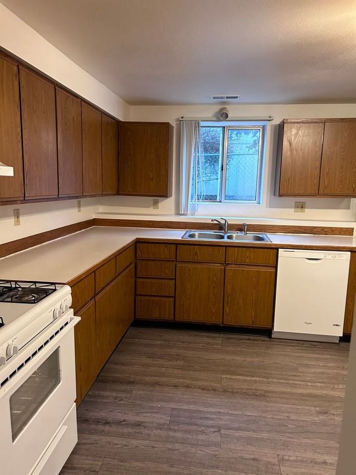 220 W 2nd St - Photo 4 of 11