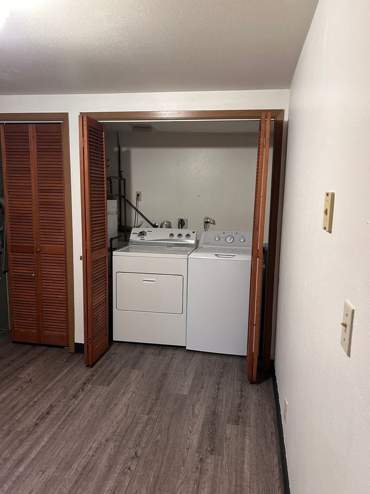 220 W 2nd St - Photo 5 of 11