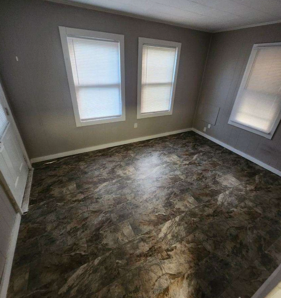 1015 Hawk St - Photo 4 of 8