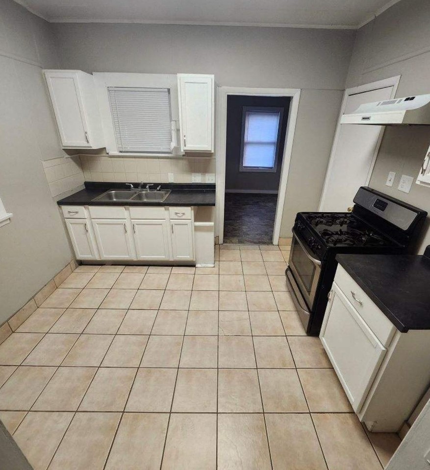 1015 Hawk St - Photo 5 of 8