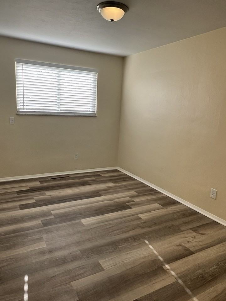 1015 E Pearl St - Photo 2 of 10