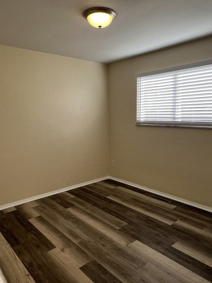 1015 E Pearl St - Photo 3 of 10