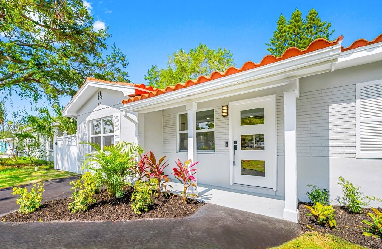 4211 Des Moines St Ne - Photo 2 of 33