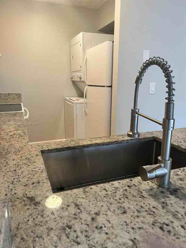 802 Twin Lakes Dr #17A - Photo 3 of 8