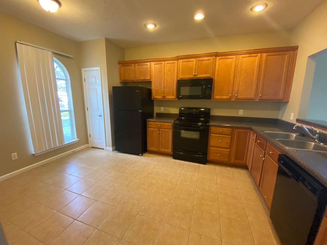 2904 Cocoa Ct - Photo 2 of 12