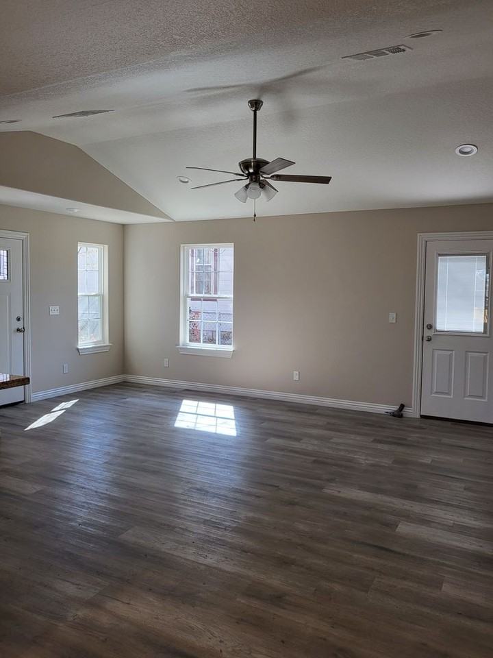 614 N Webb St - Photo 3 of 15