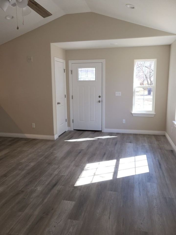 614 N Webb St - Photo 4 of 15