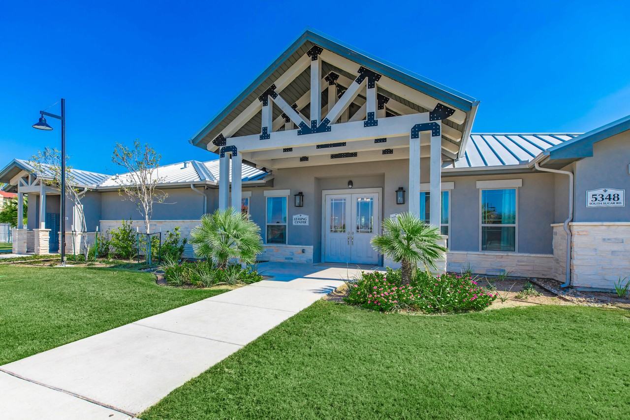 Royal Vista - Photo 4 of 27