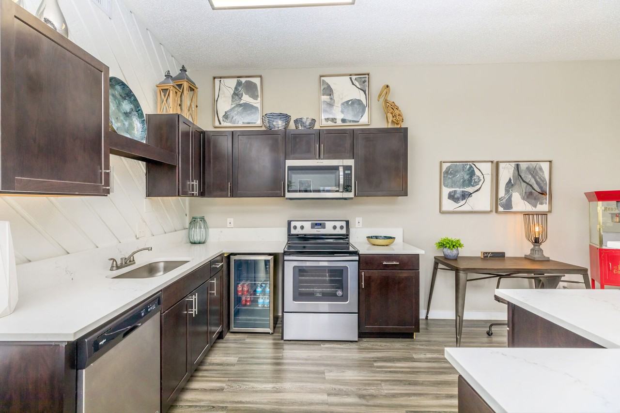 Shadow Bend Apartments - Photo 6 of 36