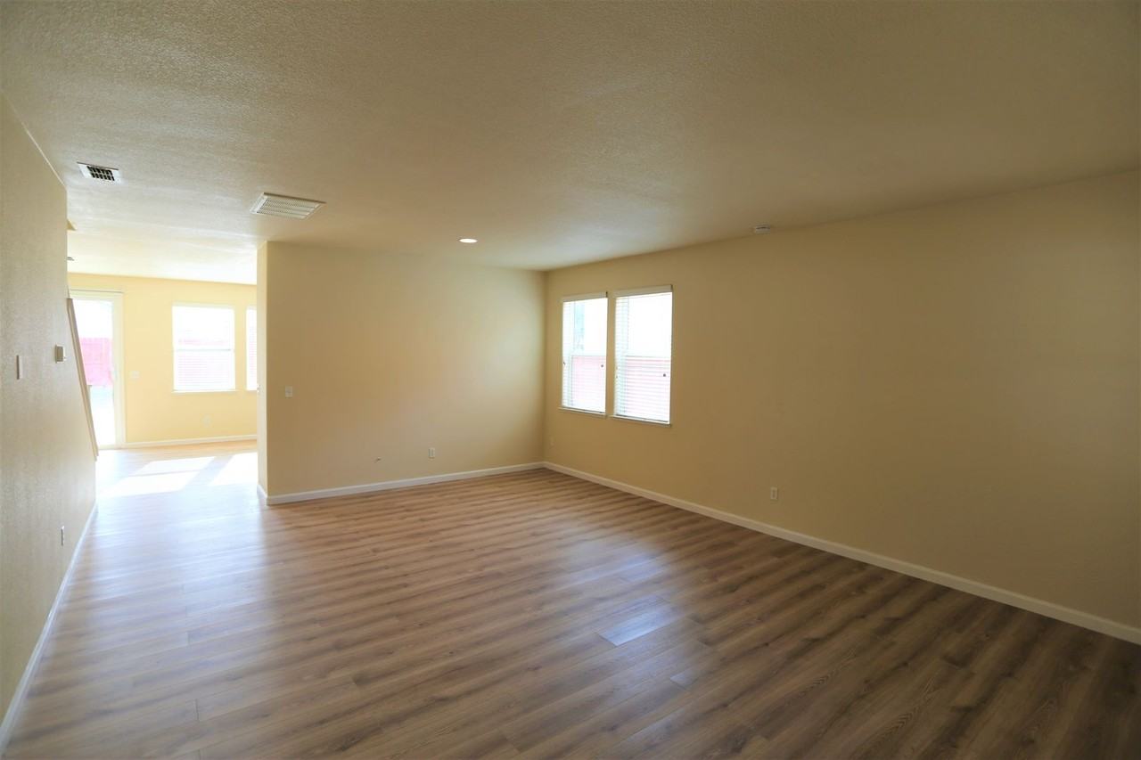 1422 Longhorn Ln - Photo 2 of 28
