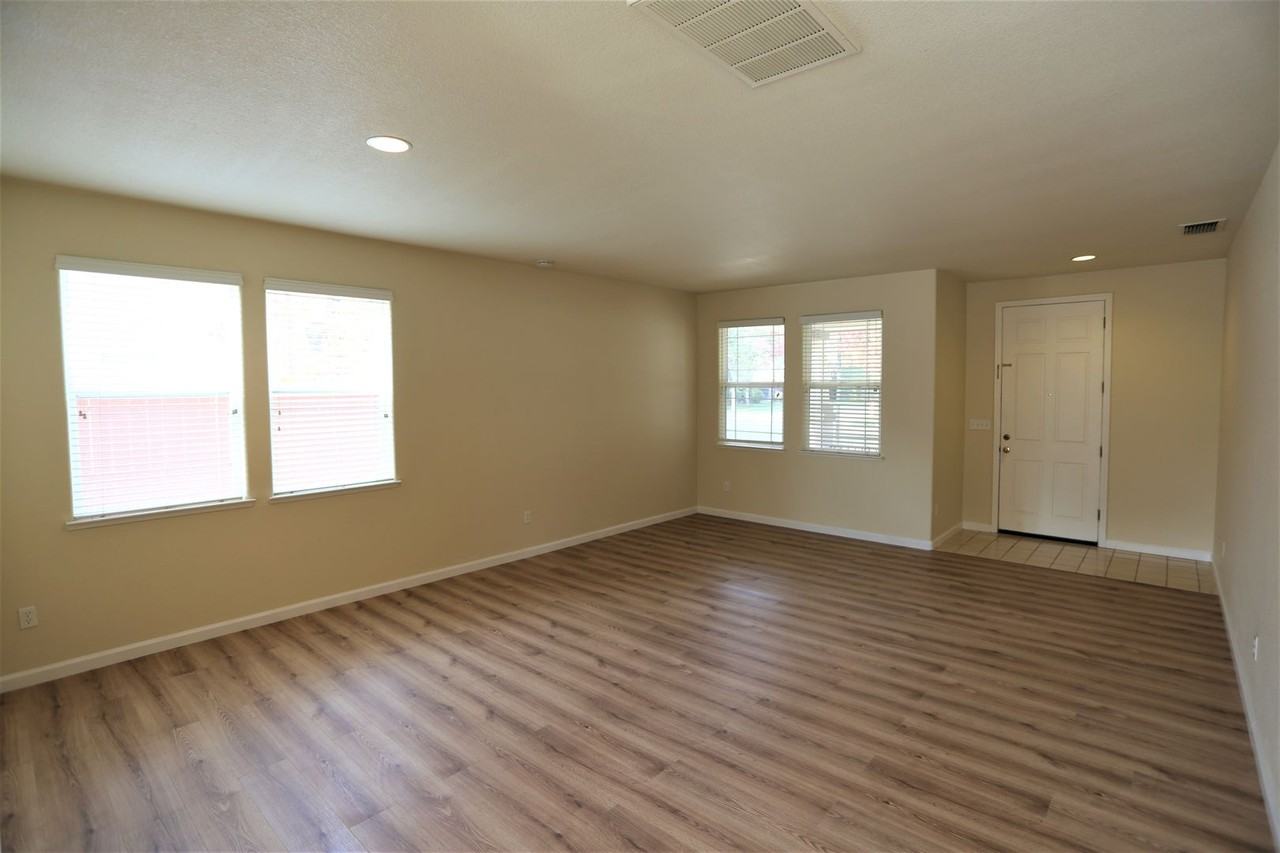 1422 Longhorn Ln - Photo 3 of 28