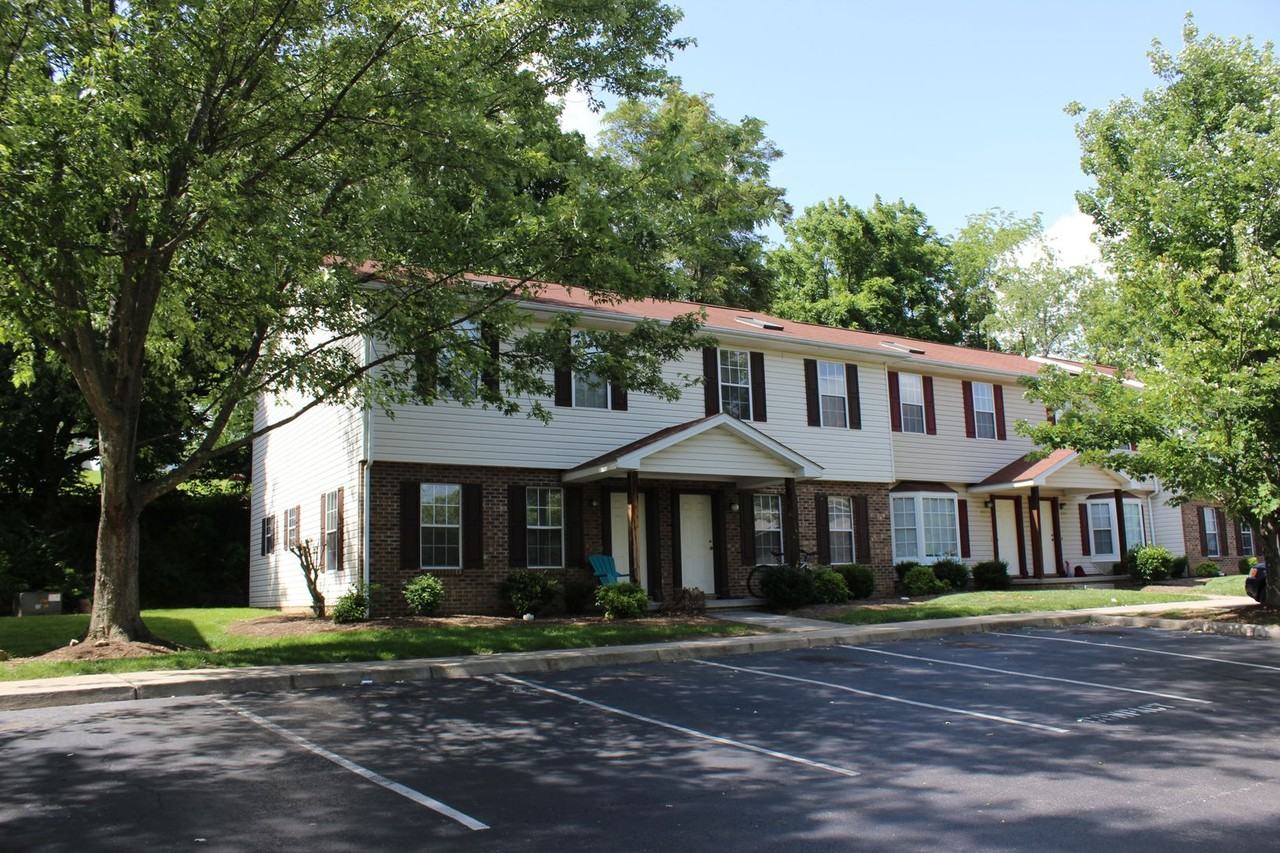 894 Patrick Henry Dr - Photo 2 of 17