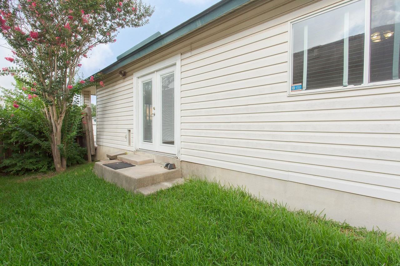 6635 Barton Rock Rd - Photo 3 of 21