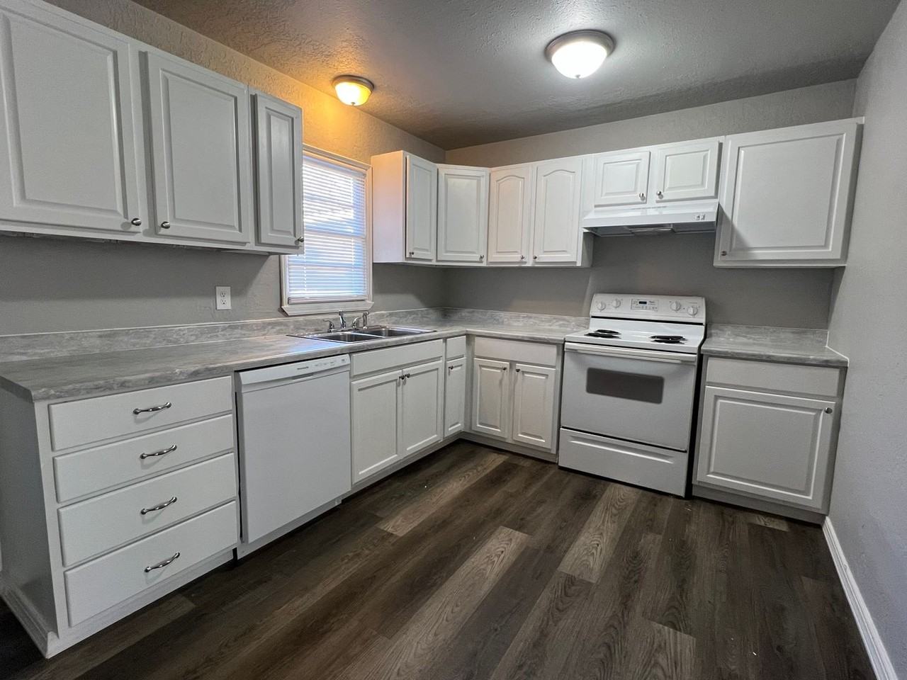 1403 Nw Lindy Ave - Photo 4 of 13