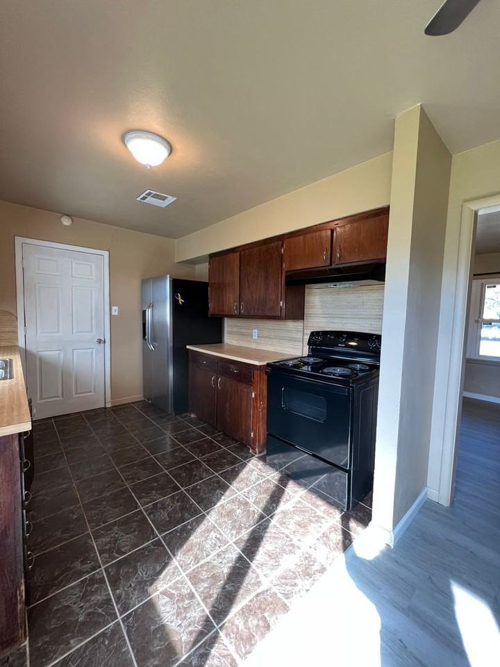 3818 Nw Bell Ave - Photo 5 of 13